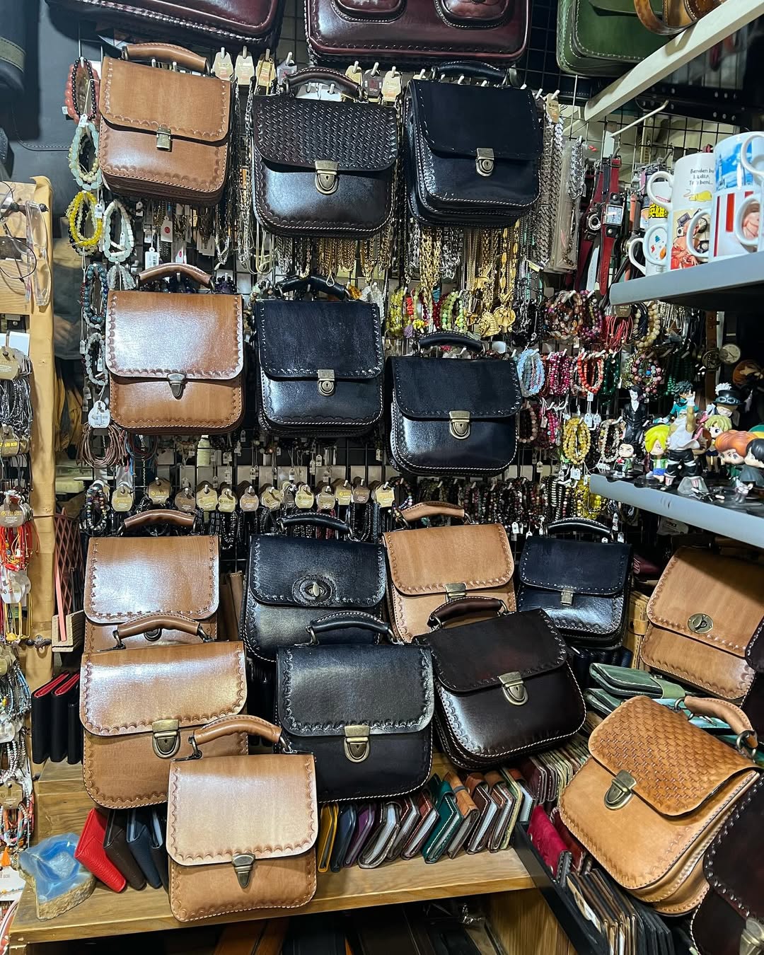 Deri ürünlerin sergilendiği alan